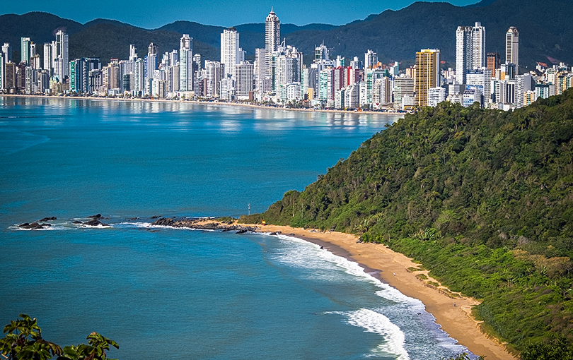 corretor de imoveis em balneario camboriu conheca esse oasis a beira mar
